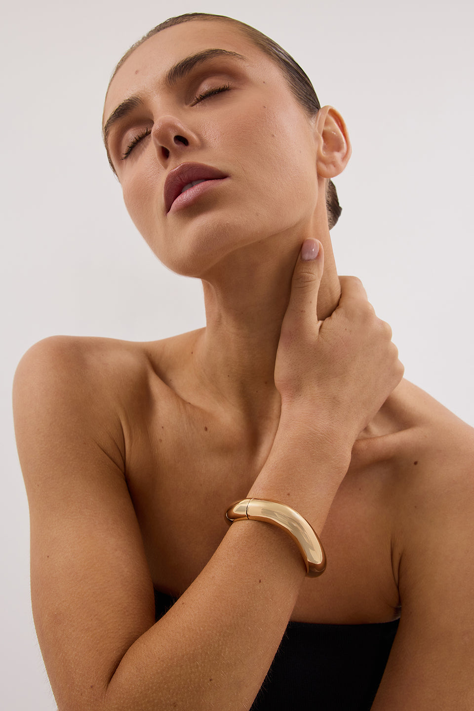 ANNA ROSSI MEDIUM WARPED BANGLE GOLD