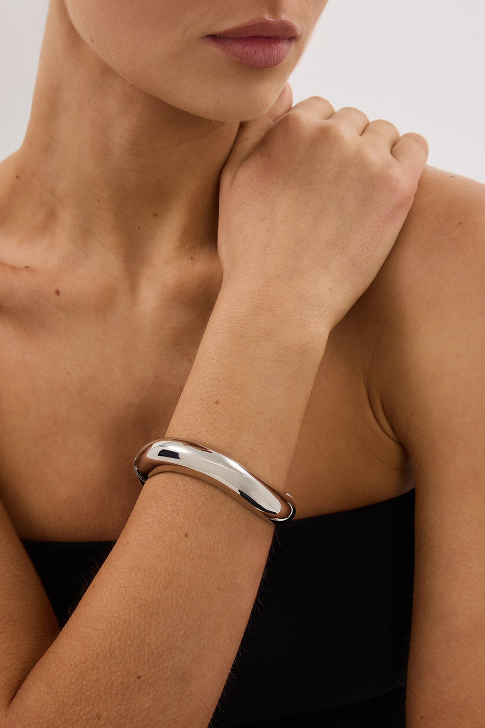 ANNA ROSSI MEDIUM WARPED BANGLE SILVER