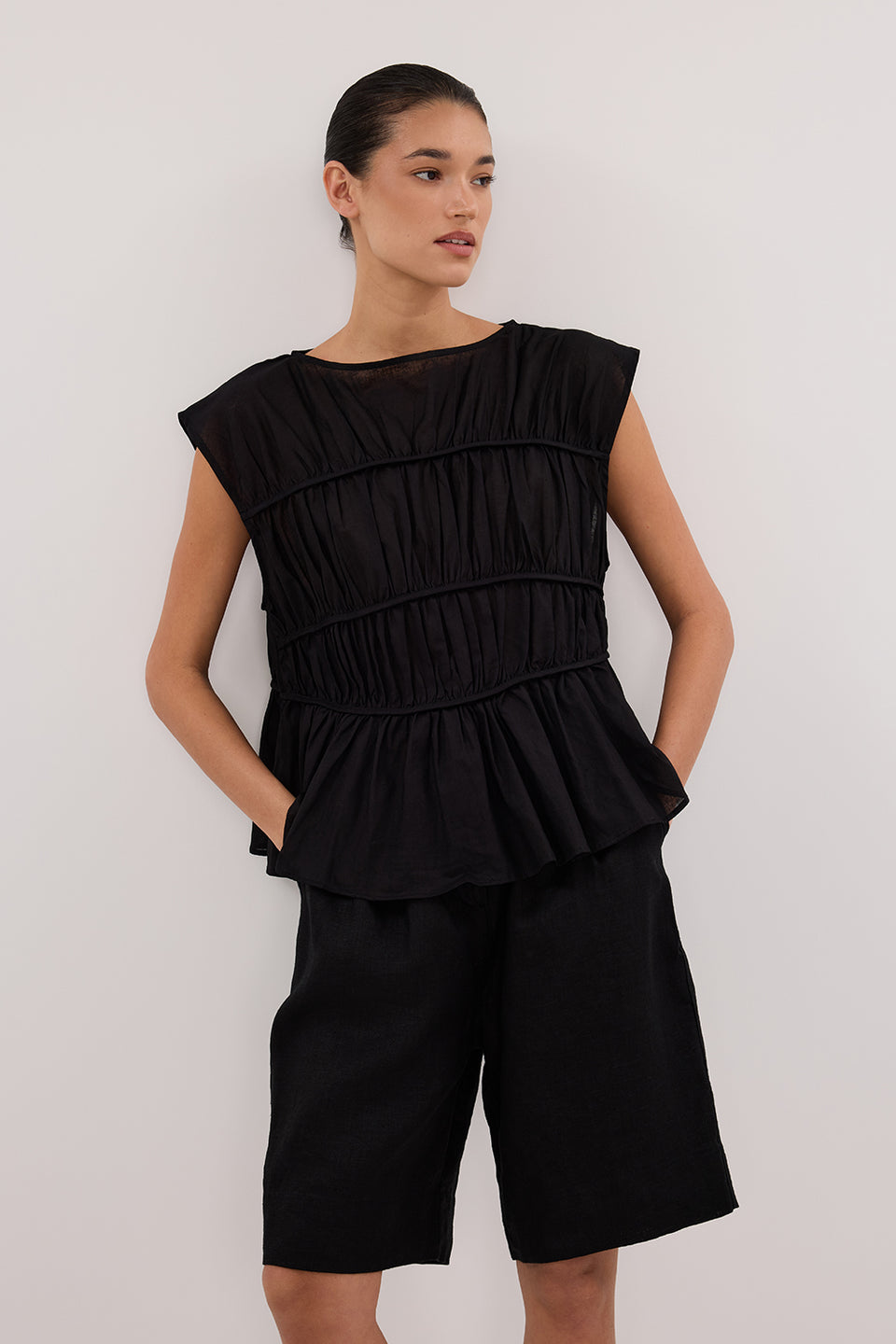 KAYLA BLACK LINEN BERMUDA SHORT