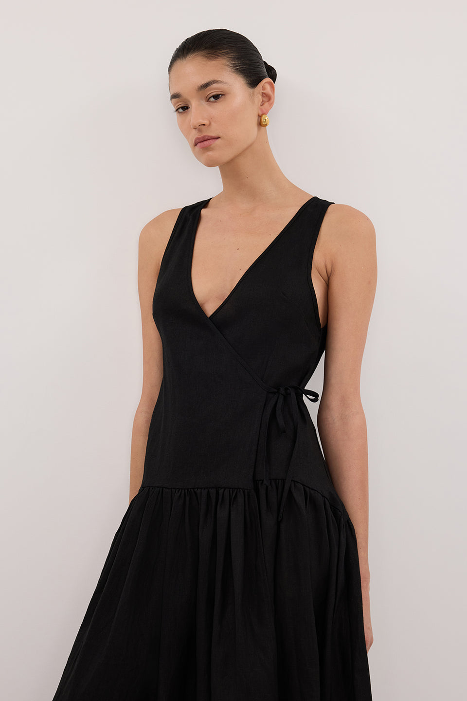 ILIO BLACK SLEEVELESS LINEN WRAP MIDI DRESS