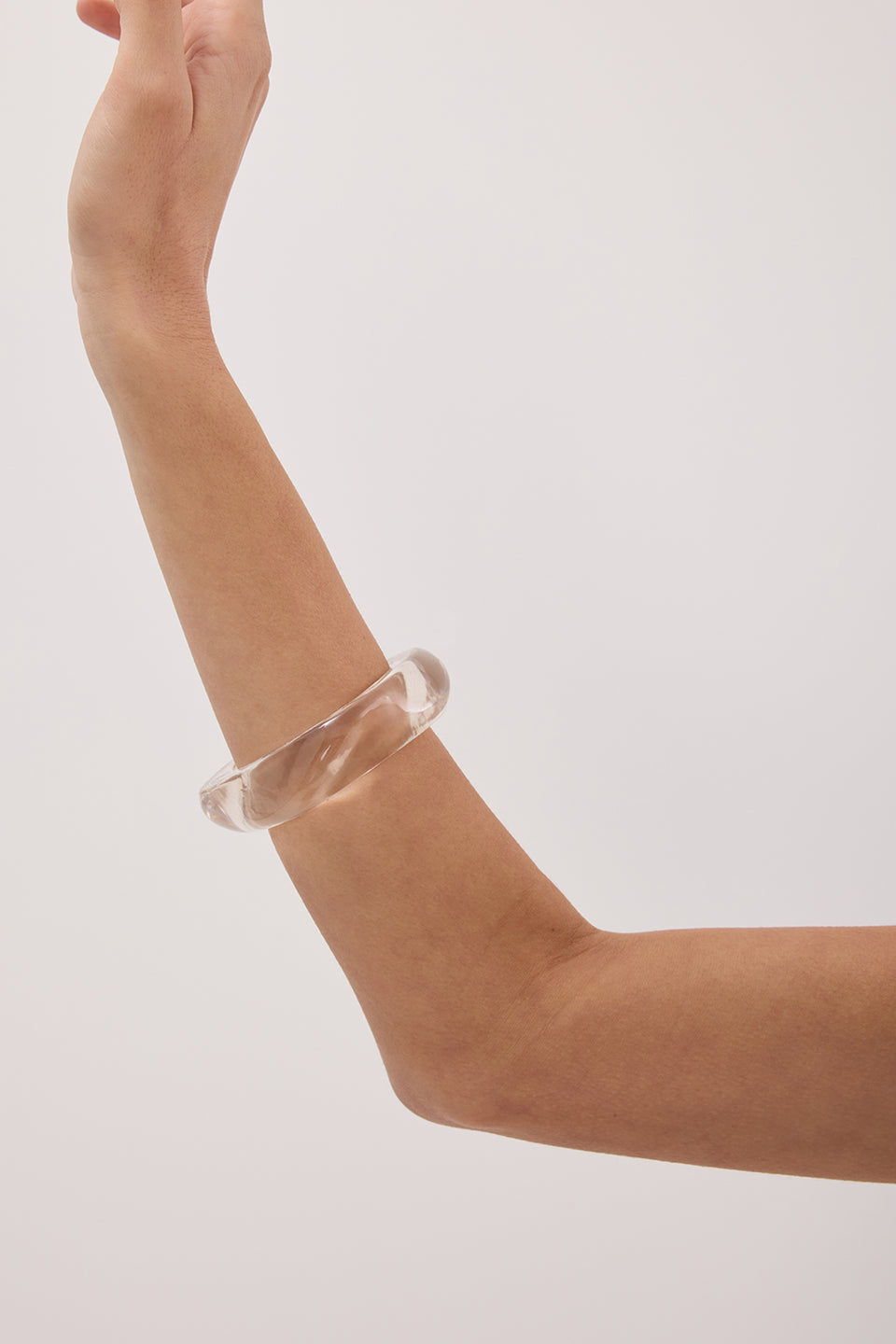 NOAH THE LABEL CLEAR RESIN BANGLE
