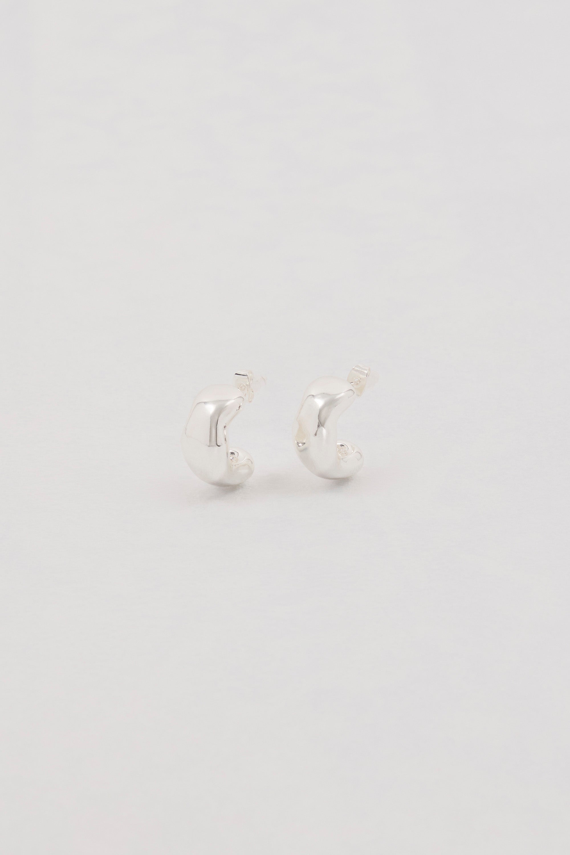 ANNA ROSSI TEXTURED LIGHT SILVER HALF HOOP
