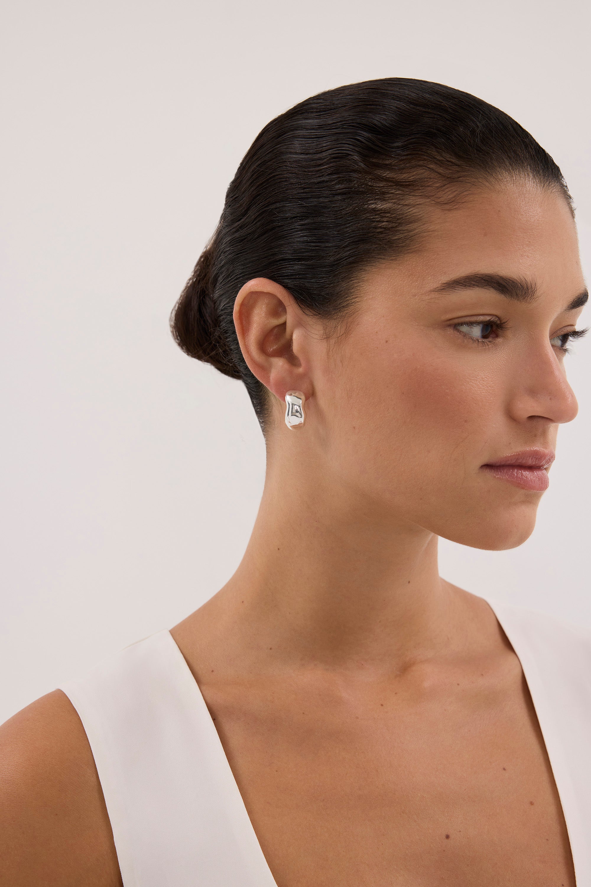 ANNA ROSSI TEXTURED LIGHT SILVER HALF HOOP