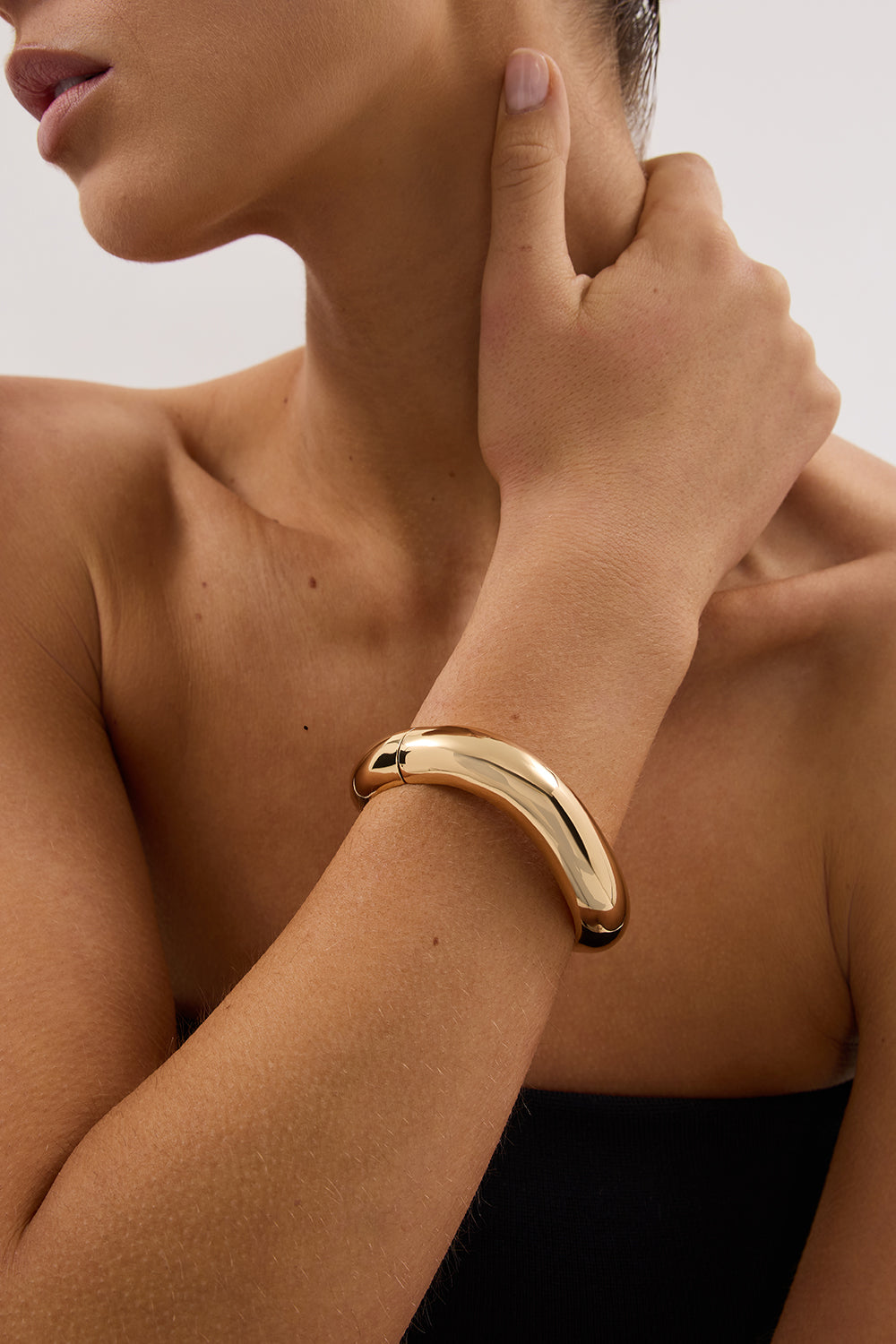 ANNA ROSSI MEDIUM WARPED BANGLE GOLD