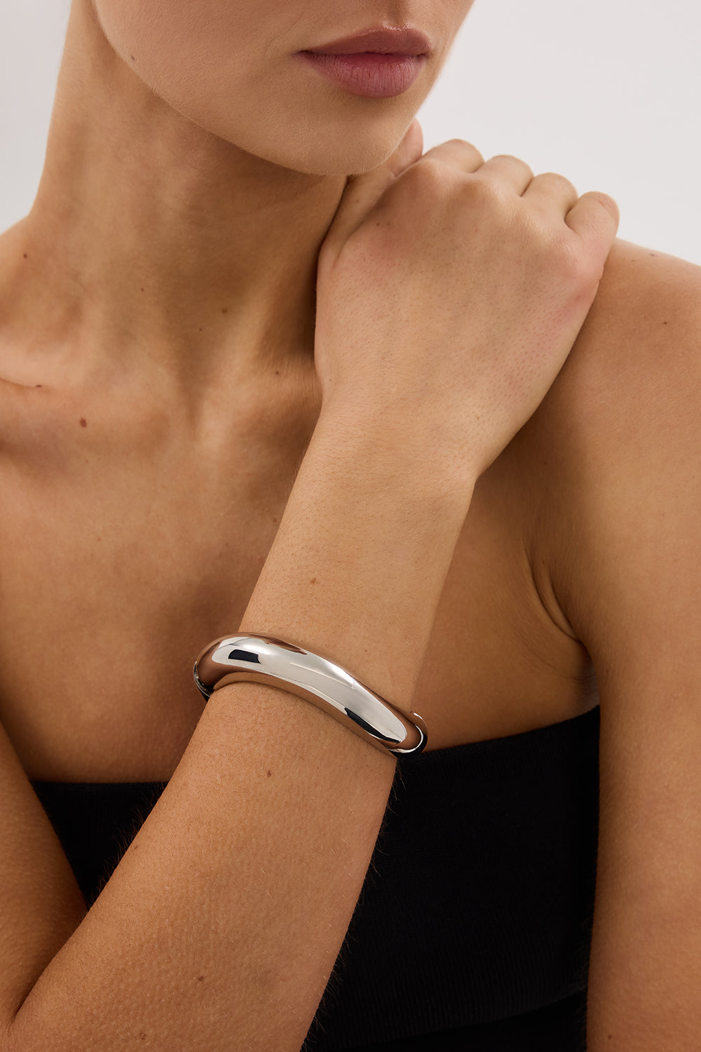 ANNA ROSSI MEDIUM WARPED BANGLE SILVER