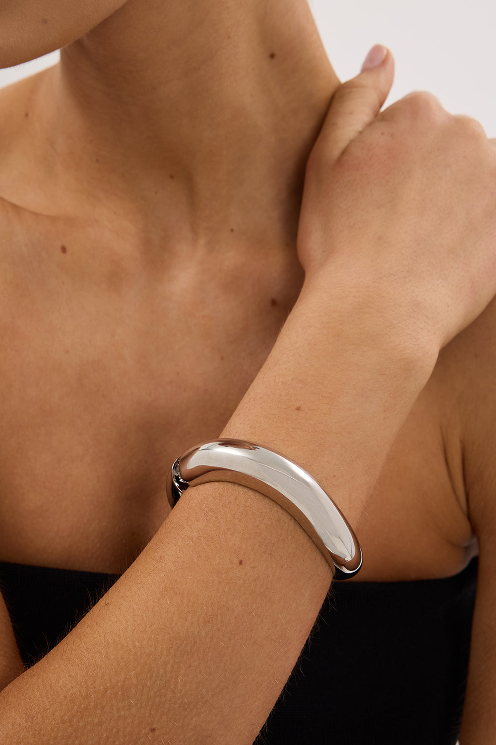 ANNA ROSSI MEDIUM WARPED BANGLE SILVER