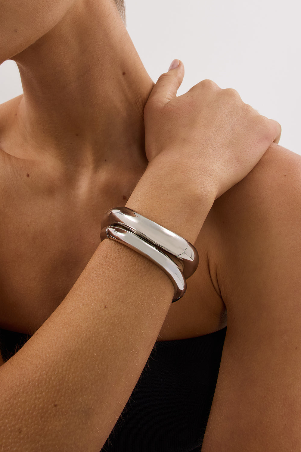 ANNA ROSSI MEDIUM WARPED BANGLE SILVER
