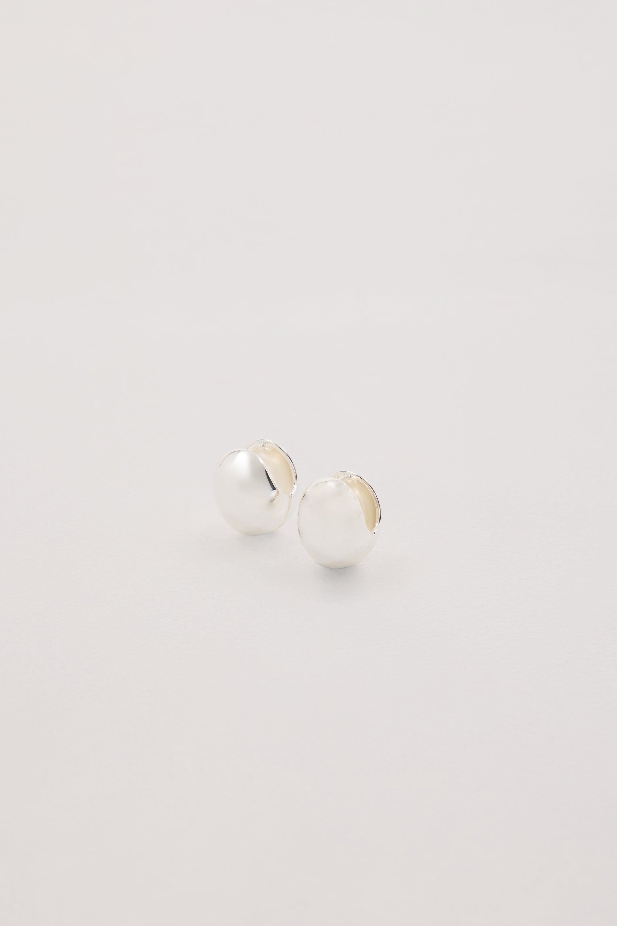 ANNA ROSSI LIGHT SILVER ORBIT HOOP