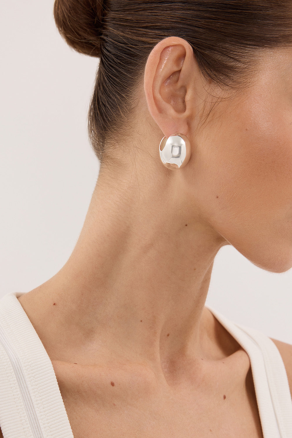 ANNA ROSSI LIGHT SILVER ORBIT HOOP