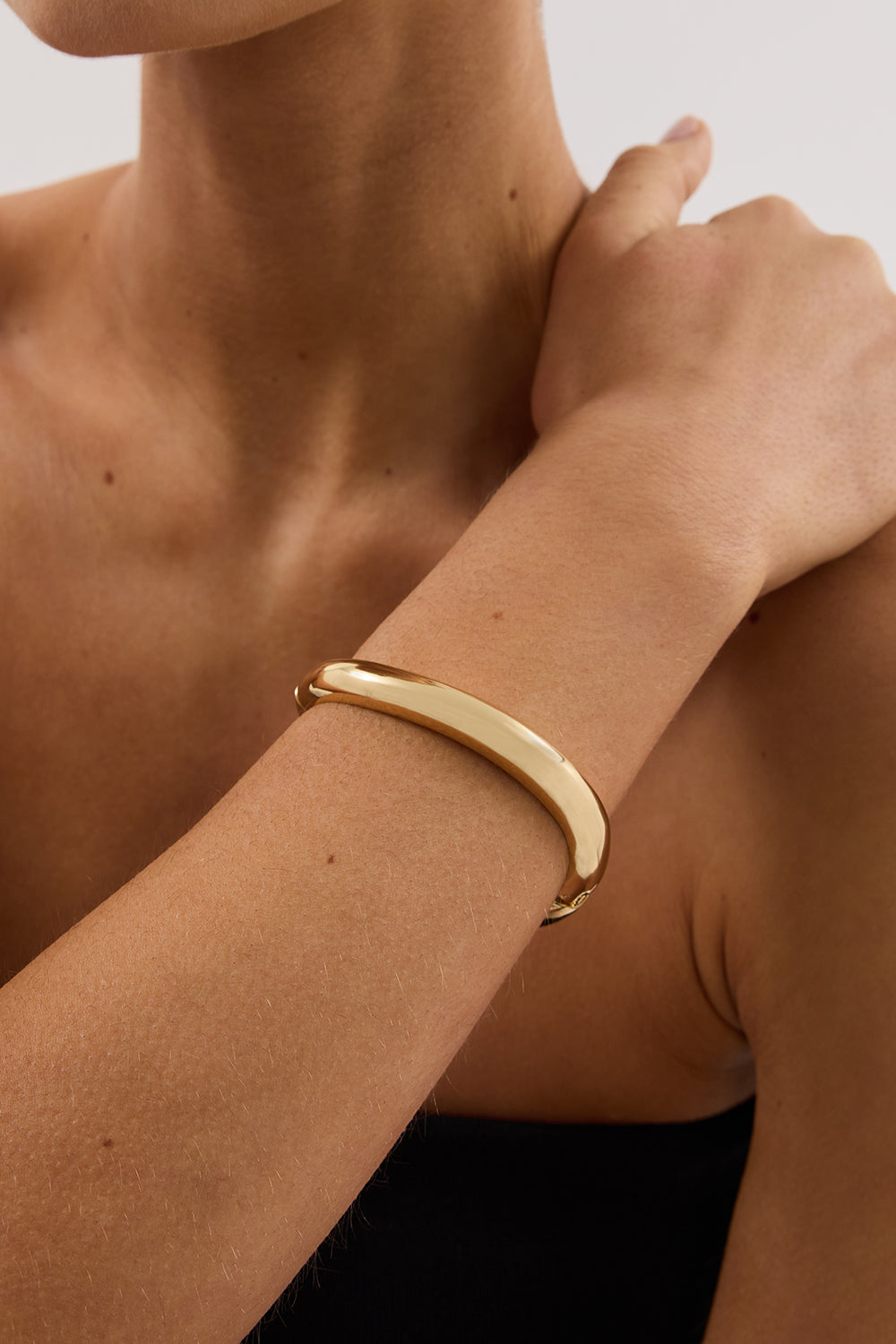 ANNA ROSSI THIN WARPED BANGLE GOLD