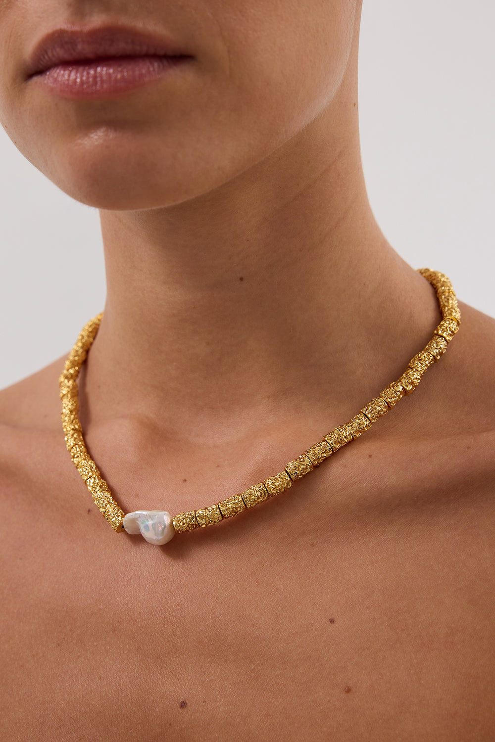 AMBER SCEATS LIORA NECKLACE GOLD