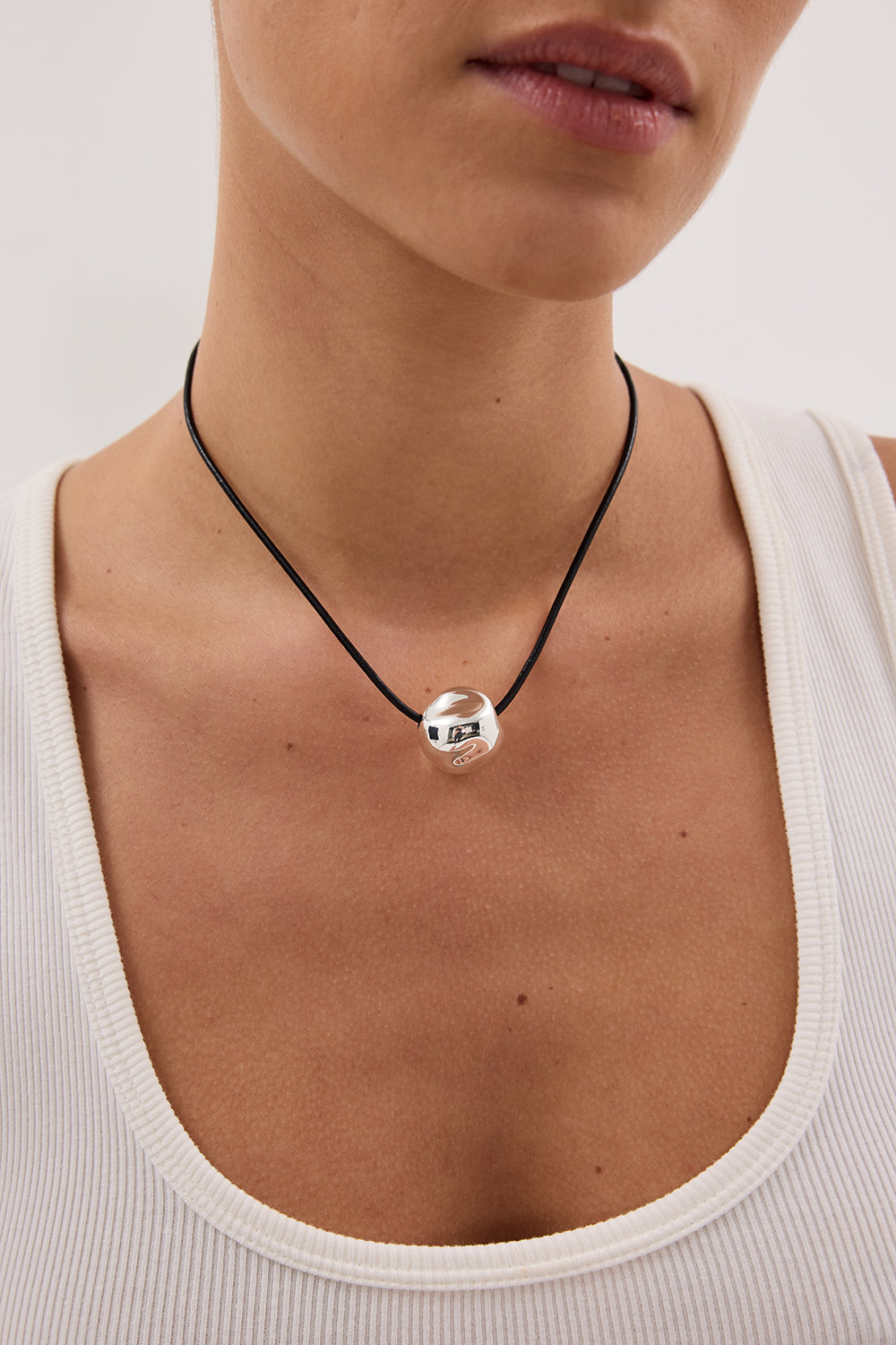 F+H SILVER HAMMERED BALL CHOKER