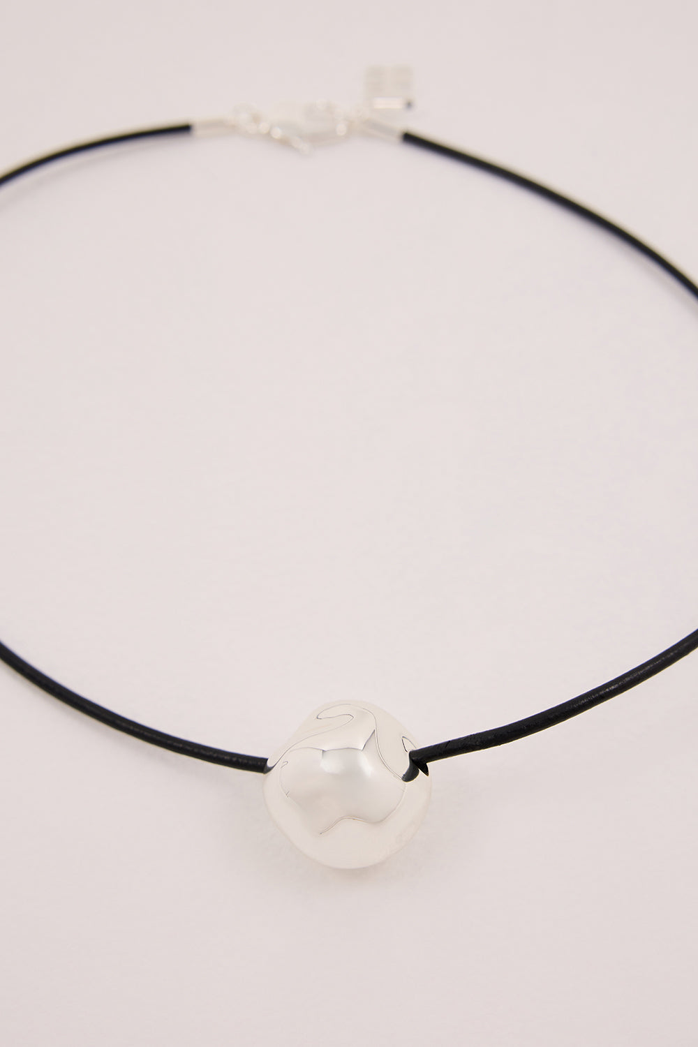 F+H SILVER HAMMERED BALL CHOKER