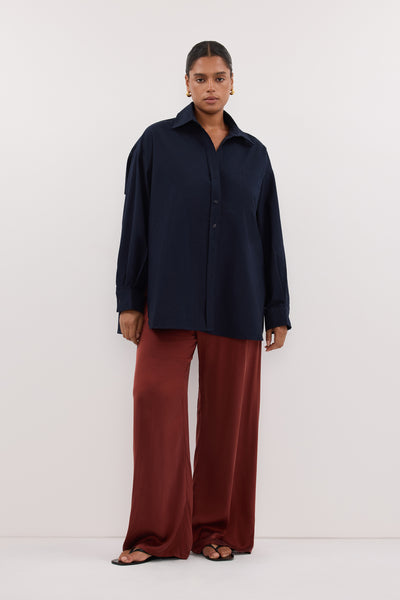 Amanda wearing RHEA 2.0 INK OVERSIZED COTTON SHIRT