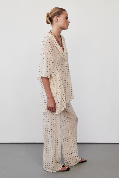 Zoe wearing VANESSA SANDSTONE OVERSIZED SHORT SLEEVE RESORT SHIRT