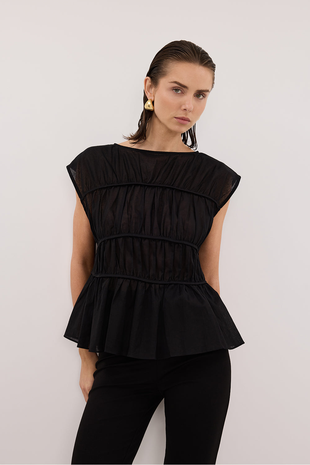 FLYNN BLACK LINEN BLEND TIERED TOP – DISSH