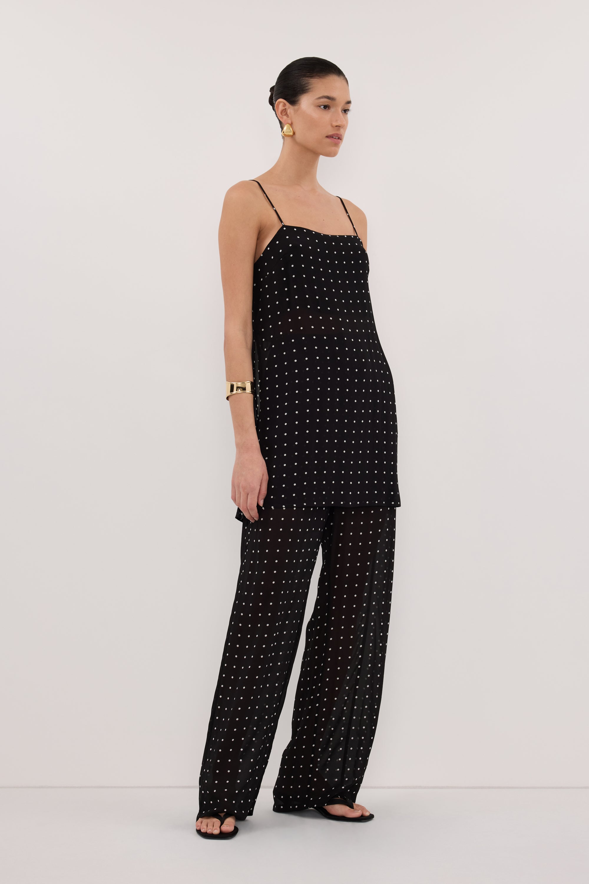 VANESSA BLACK SLEEVELESS SPOT CAMI TOP