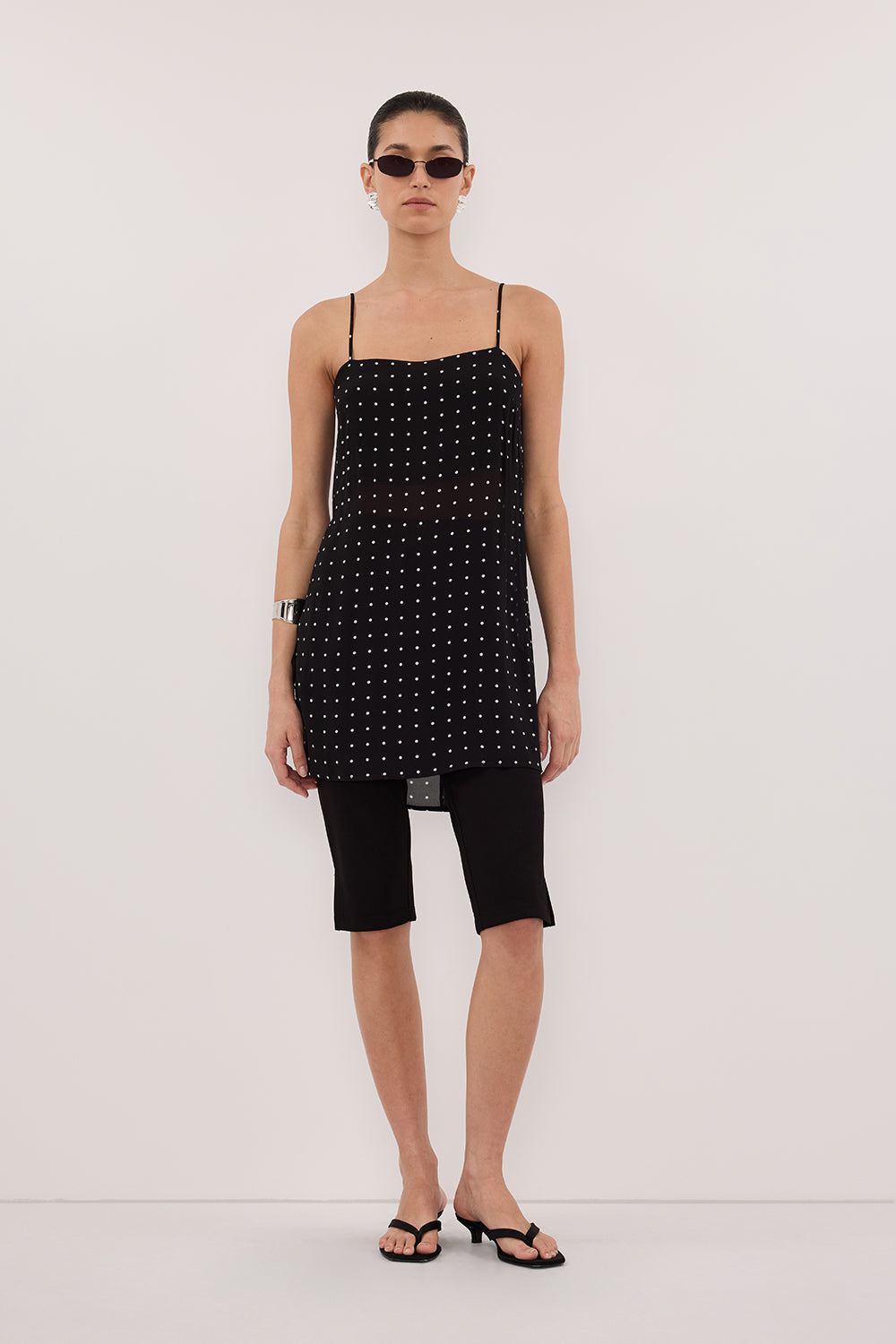 VANESSA BLACK SLEEVELESS SPOT CAMI TOP