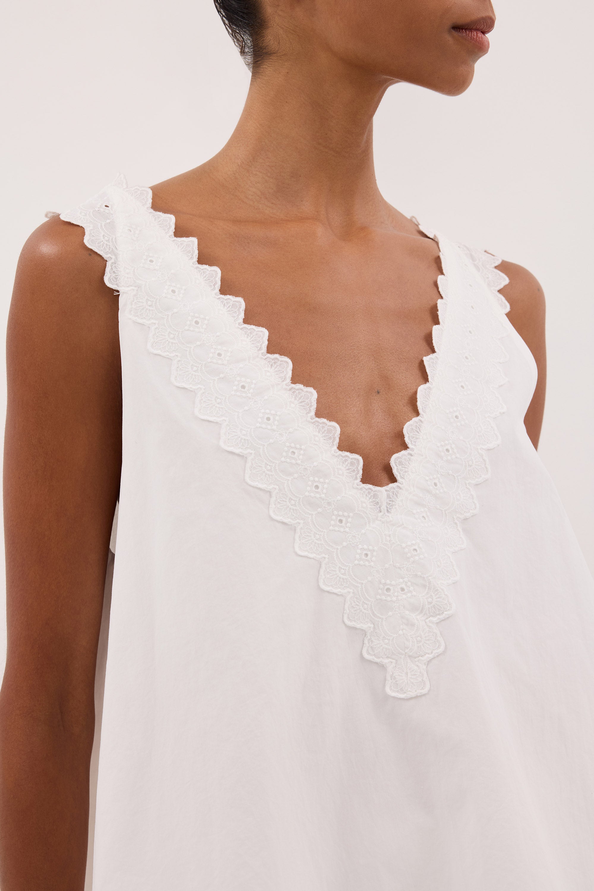 ANNABEL WHITE V NECK TOP