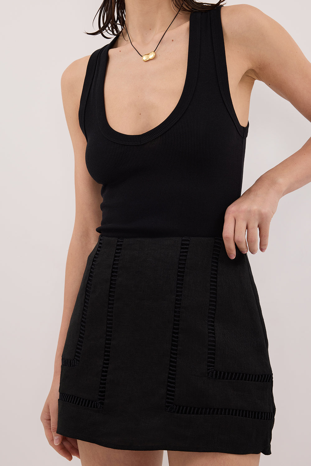 LINDSAY BLACK LINEN SKORT