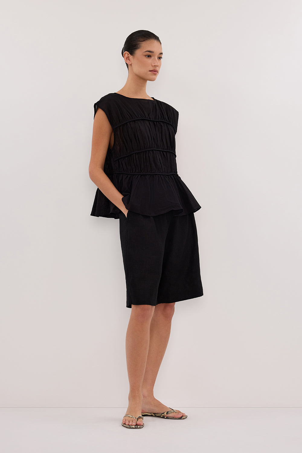 KAYLA BLACK LINEN BERMUDA SHORT