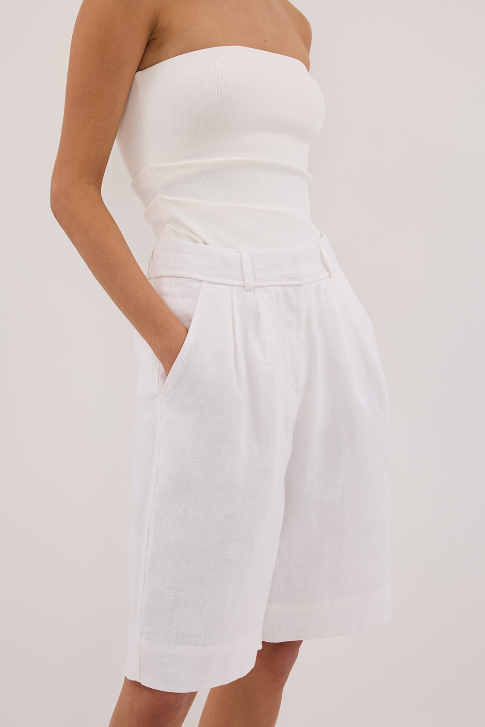 KAYLA WHITE LINEN BERMUDA SHORT – DISSH