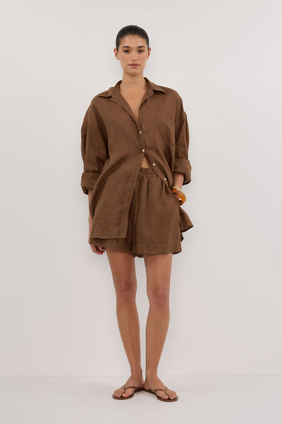 Aude wearing LUNE FONDANT LINEN SHORT