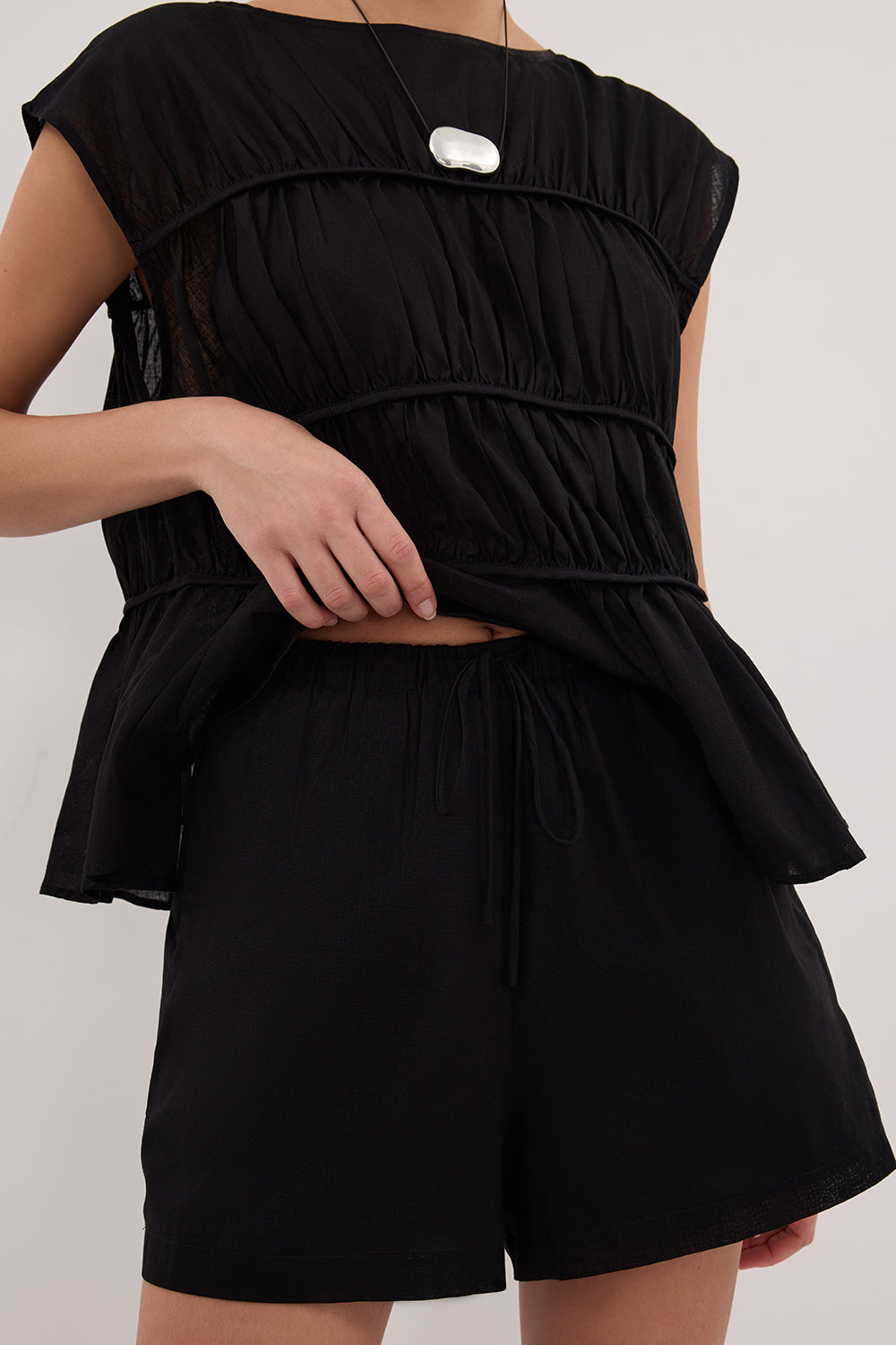 QUINN BLACK LINEN SHORT