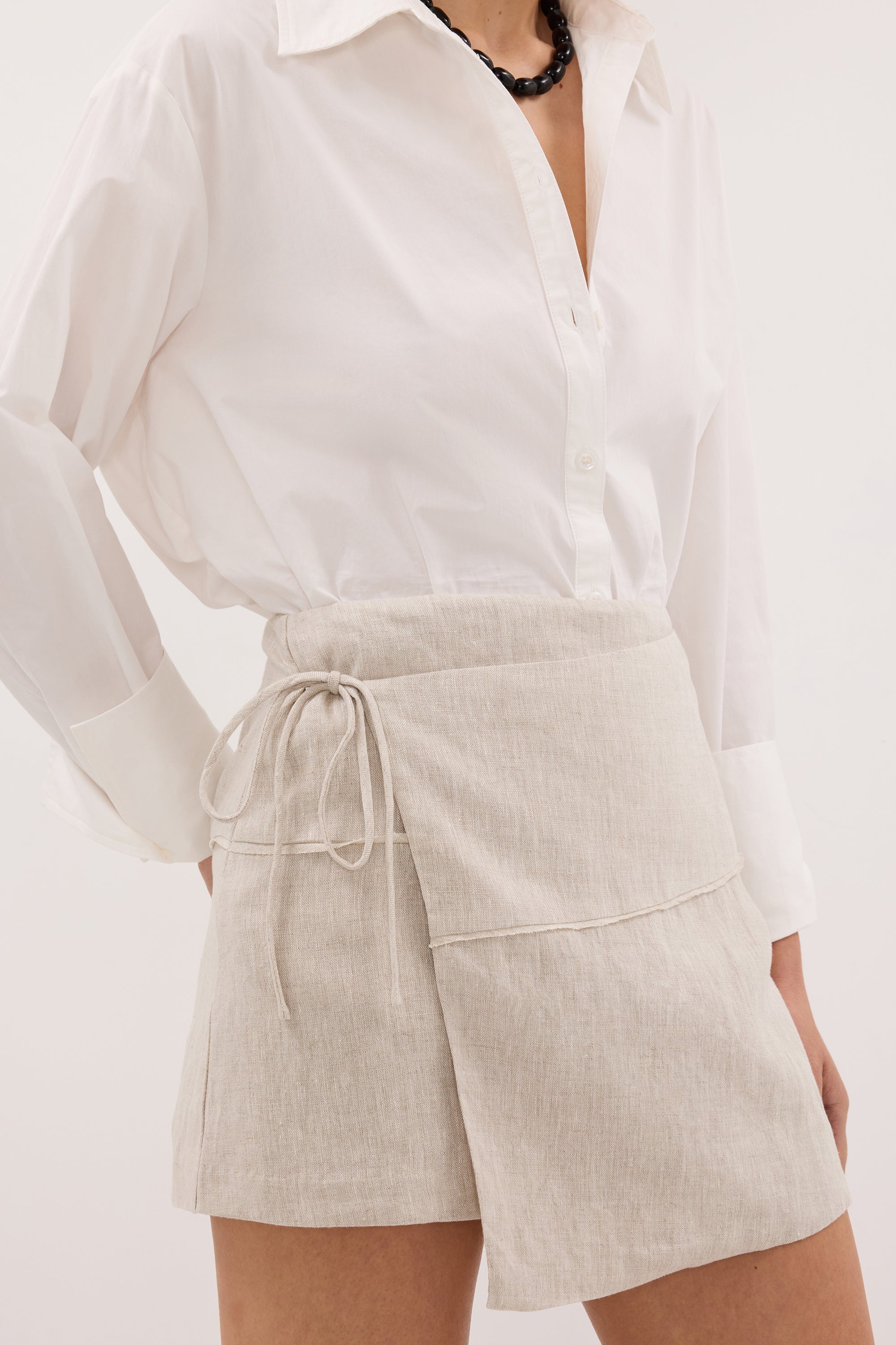 RENNA NATURAL WRAP LINEN SKORT