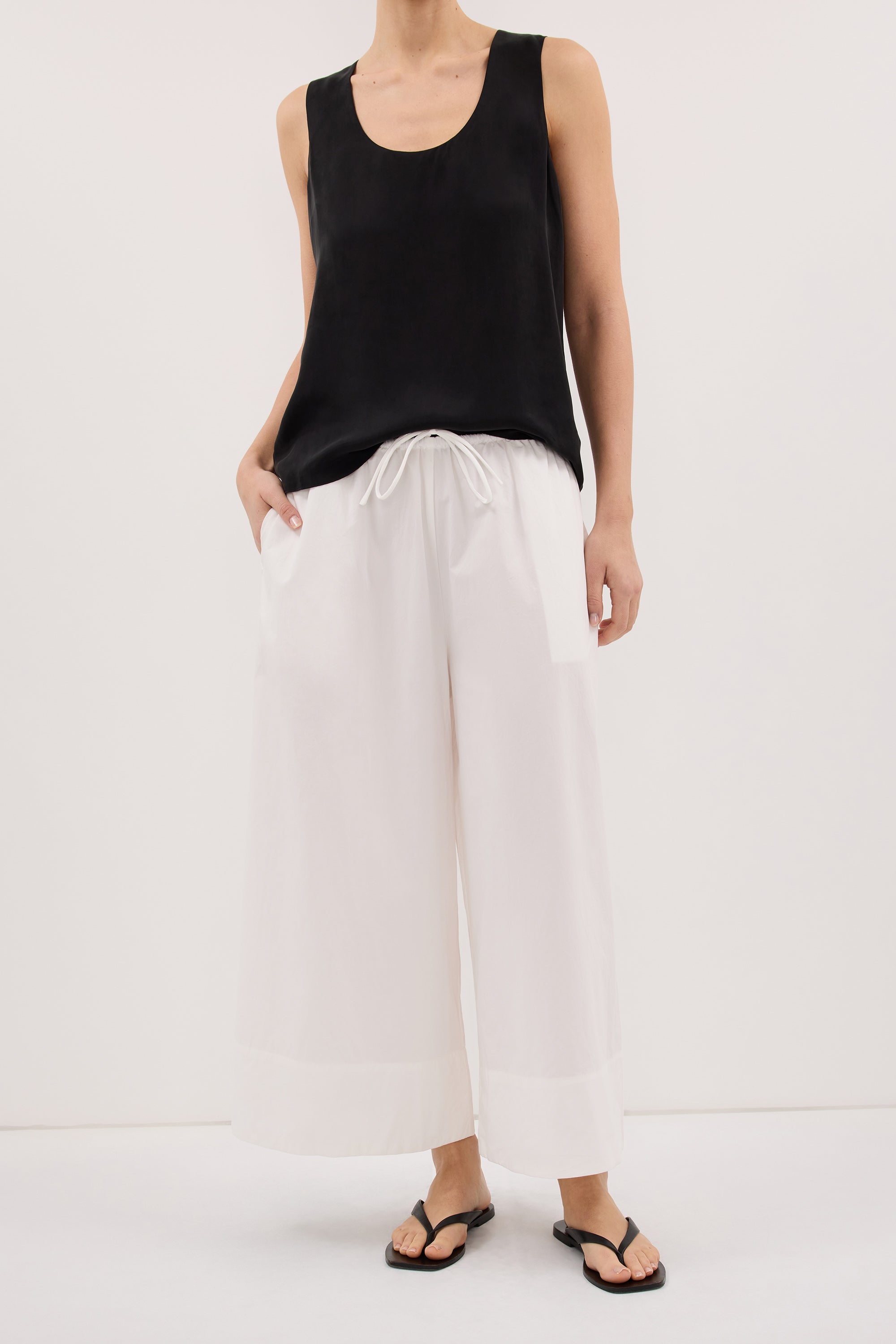 OLIVRA WHITE COTTON CROPPED PANT