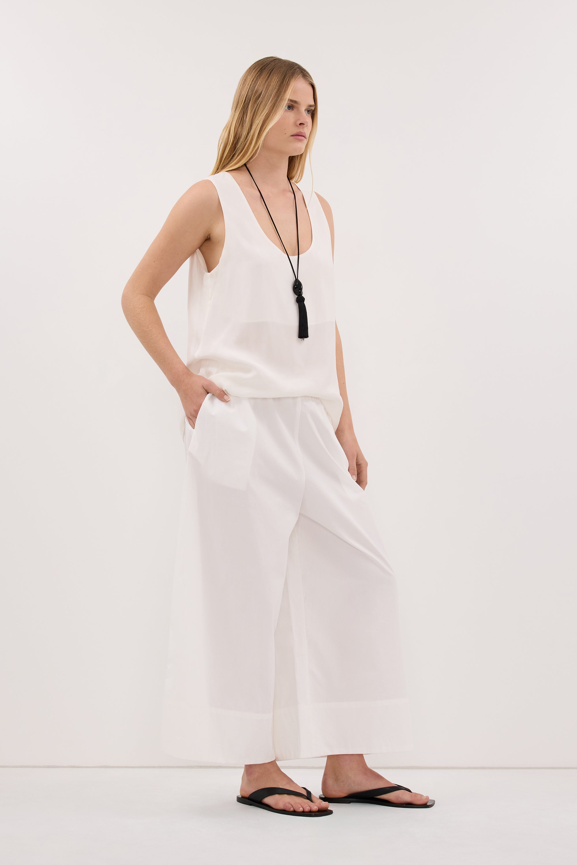 OLIVRA WHITE COTTON CROPPED PANT