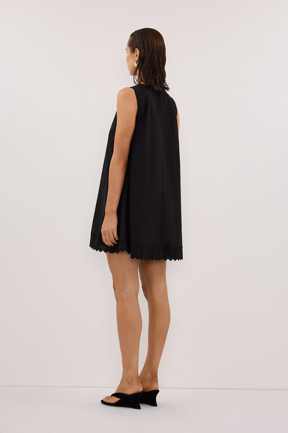 ANNABEL BLACK SLEEVELESS V NECK MINI DRESS