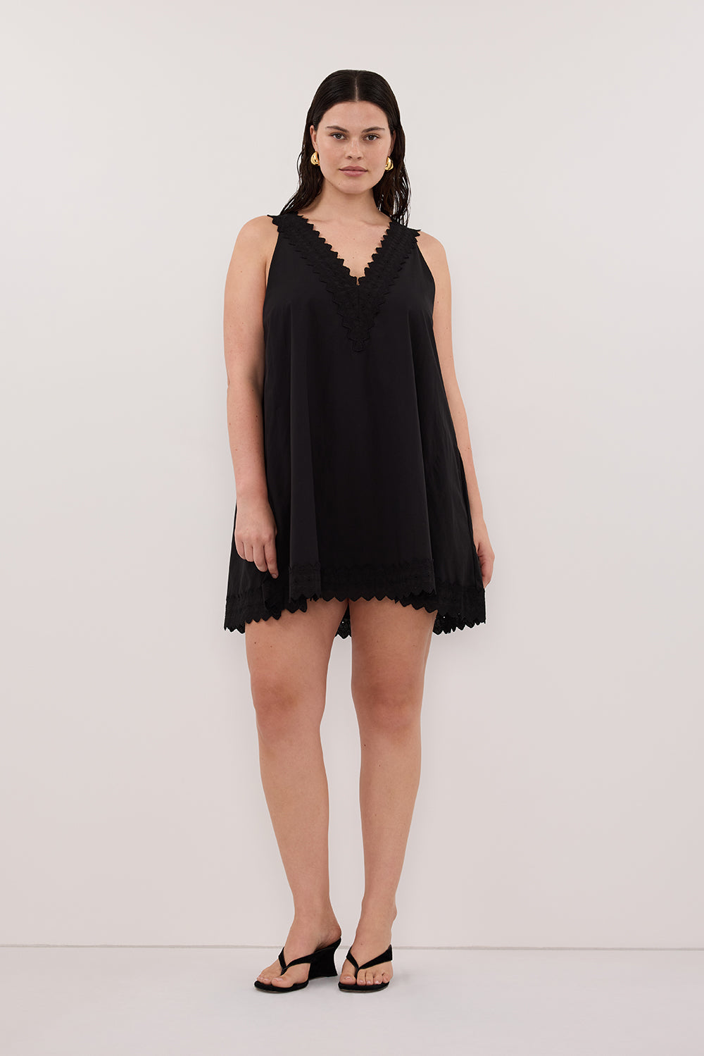 ANNABEL BLACK SLEEVELESS V NECK MINI DRESS