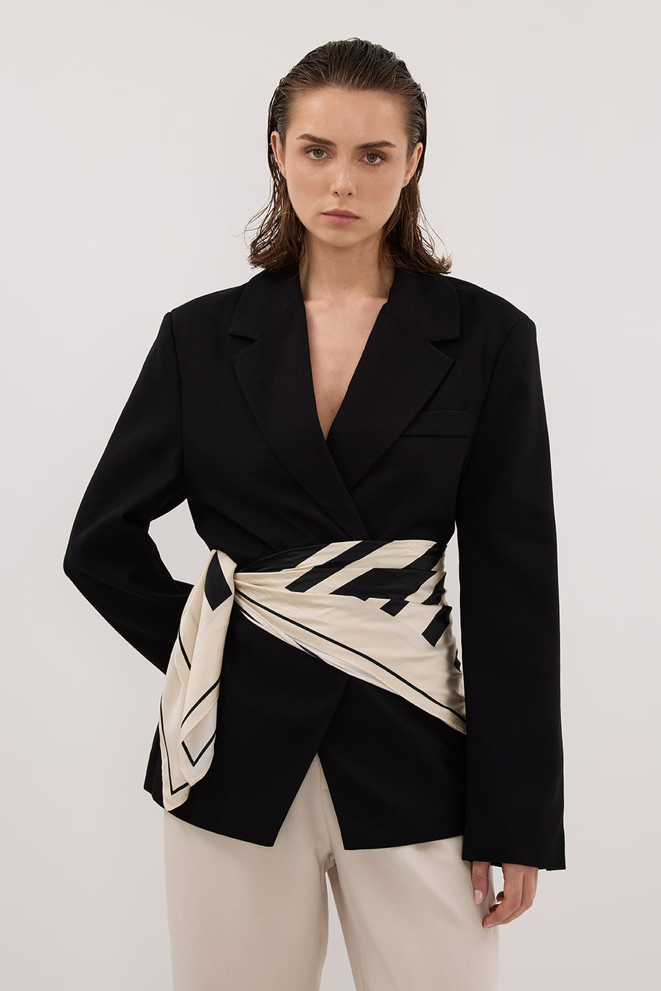 SURI BLACK CINCHED BLAZER