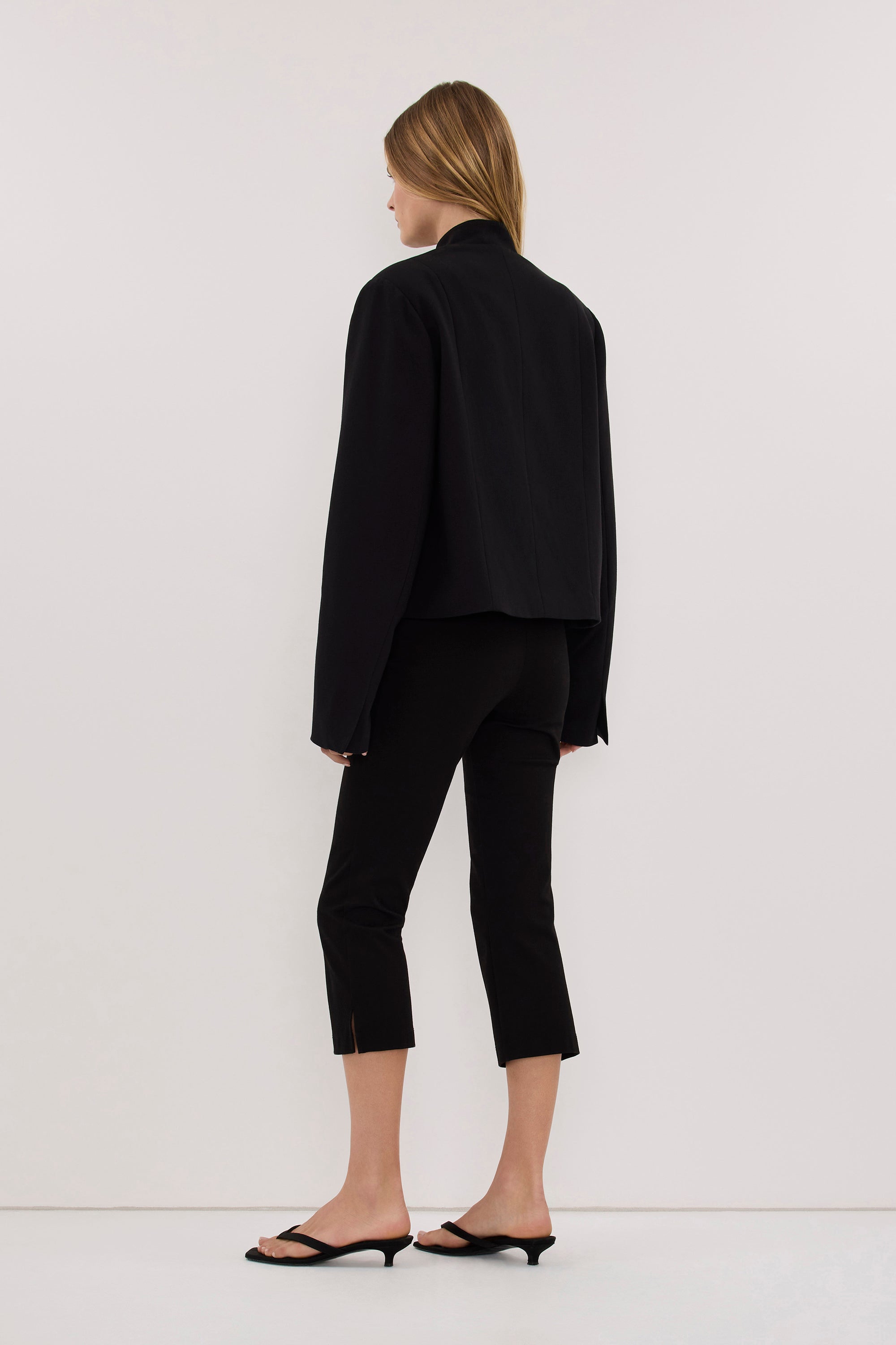 VIDA BLACK CROPPED BLAZER