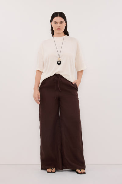 Jasmine wearing SLOANE CREAM COTTON LONGLINE TEE