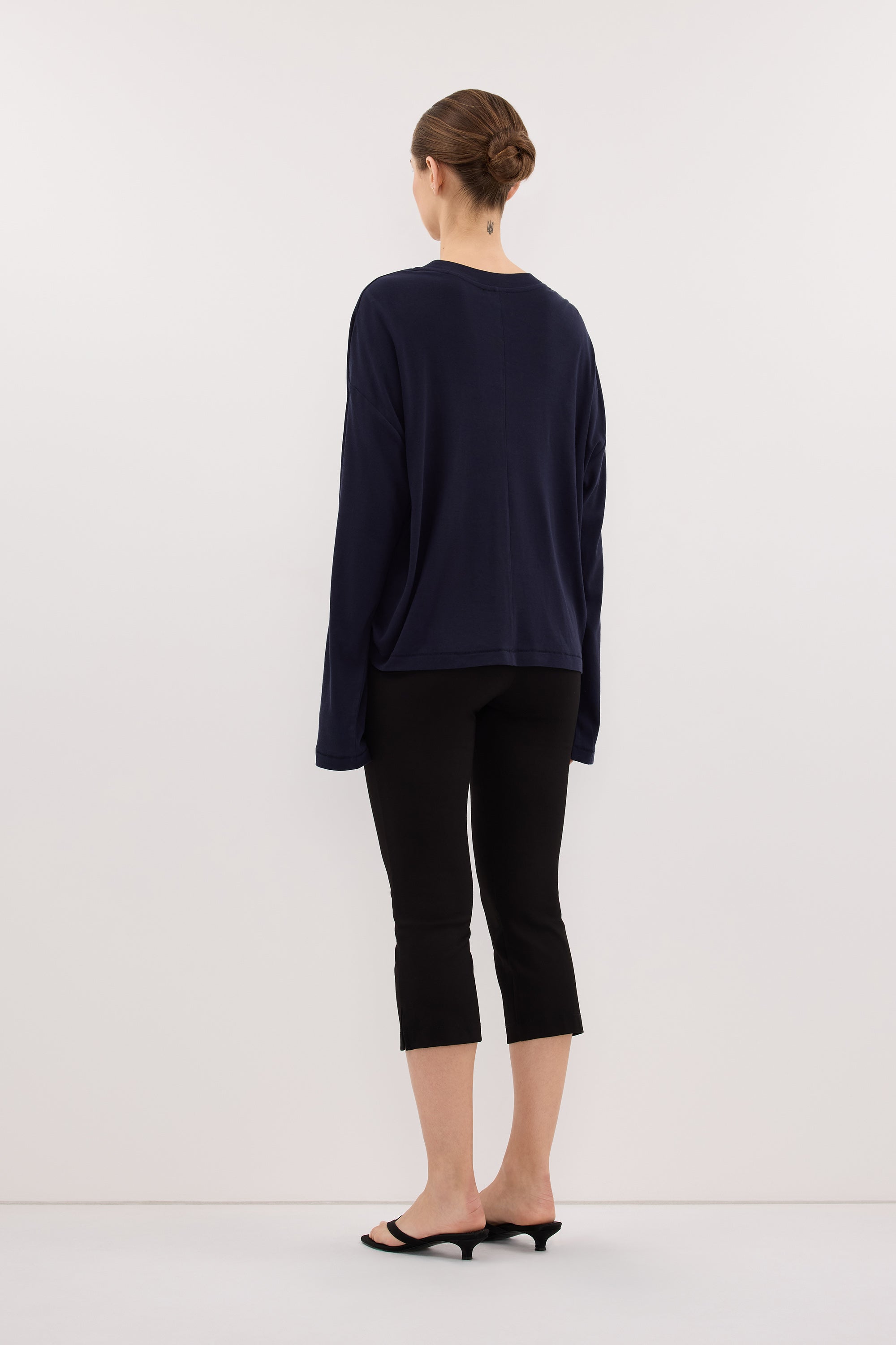 SLOANE NAVY LONG SLEEVE CREW KNIT TOP