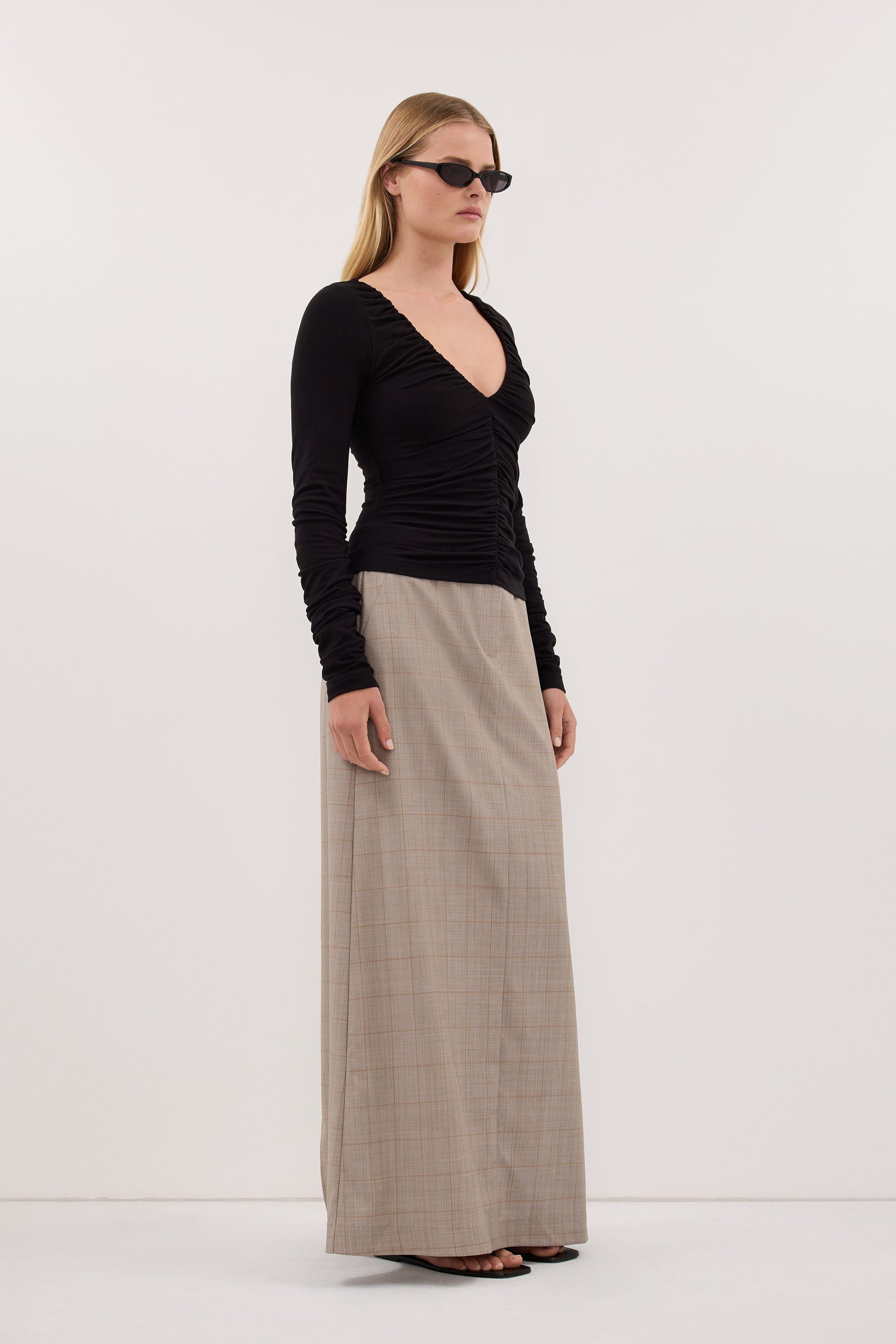 LORNE BLACK V NECK GATHERED TOP
