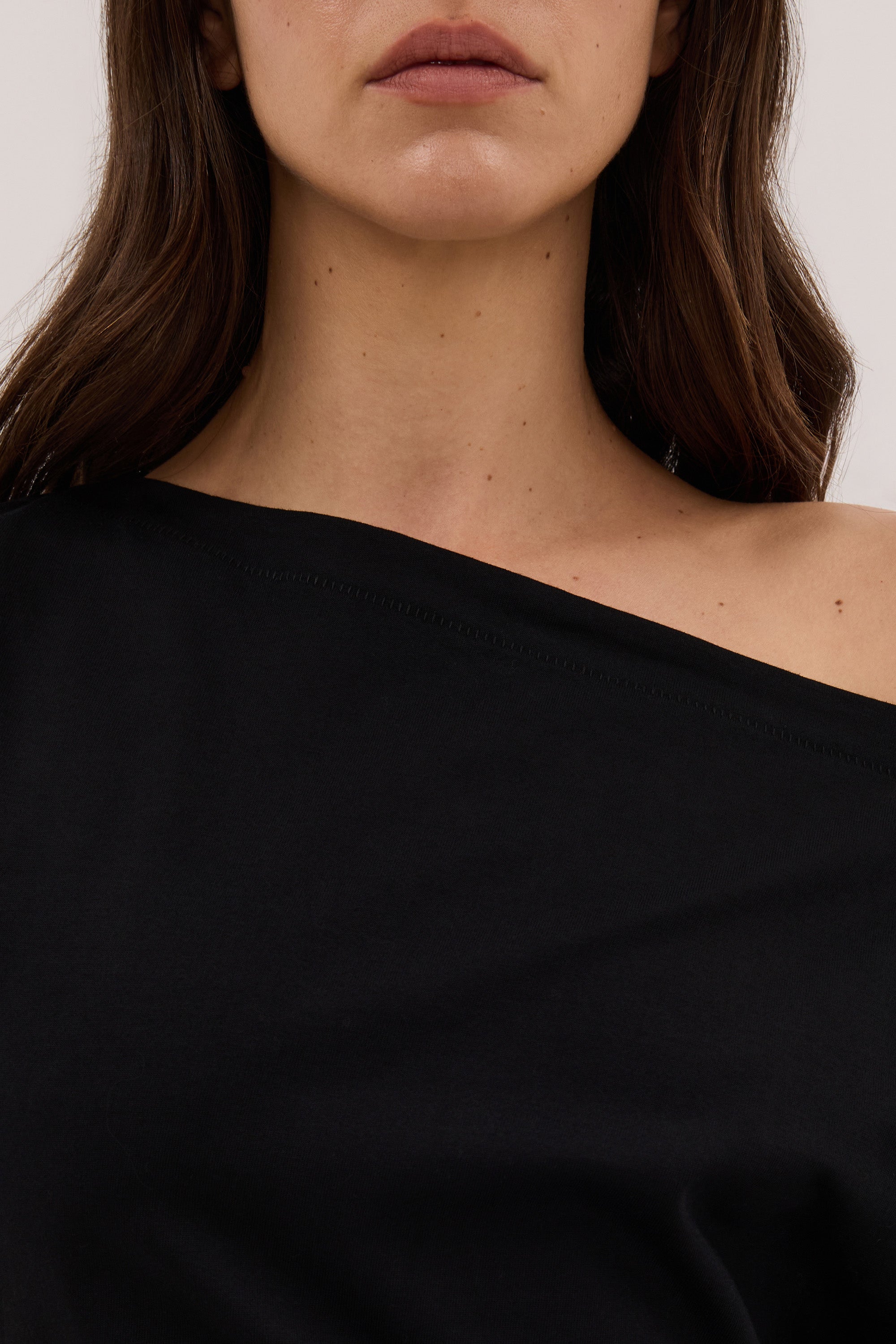 VERA BLACK HANDKERCHIEF HEM TEE