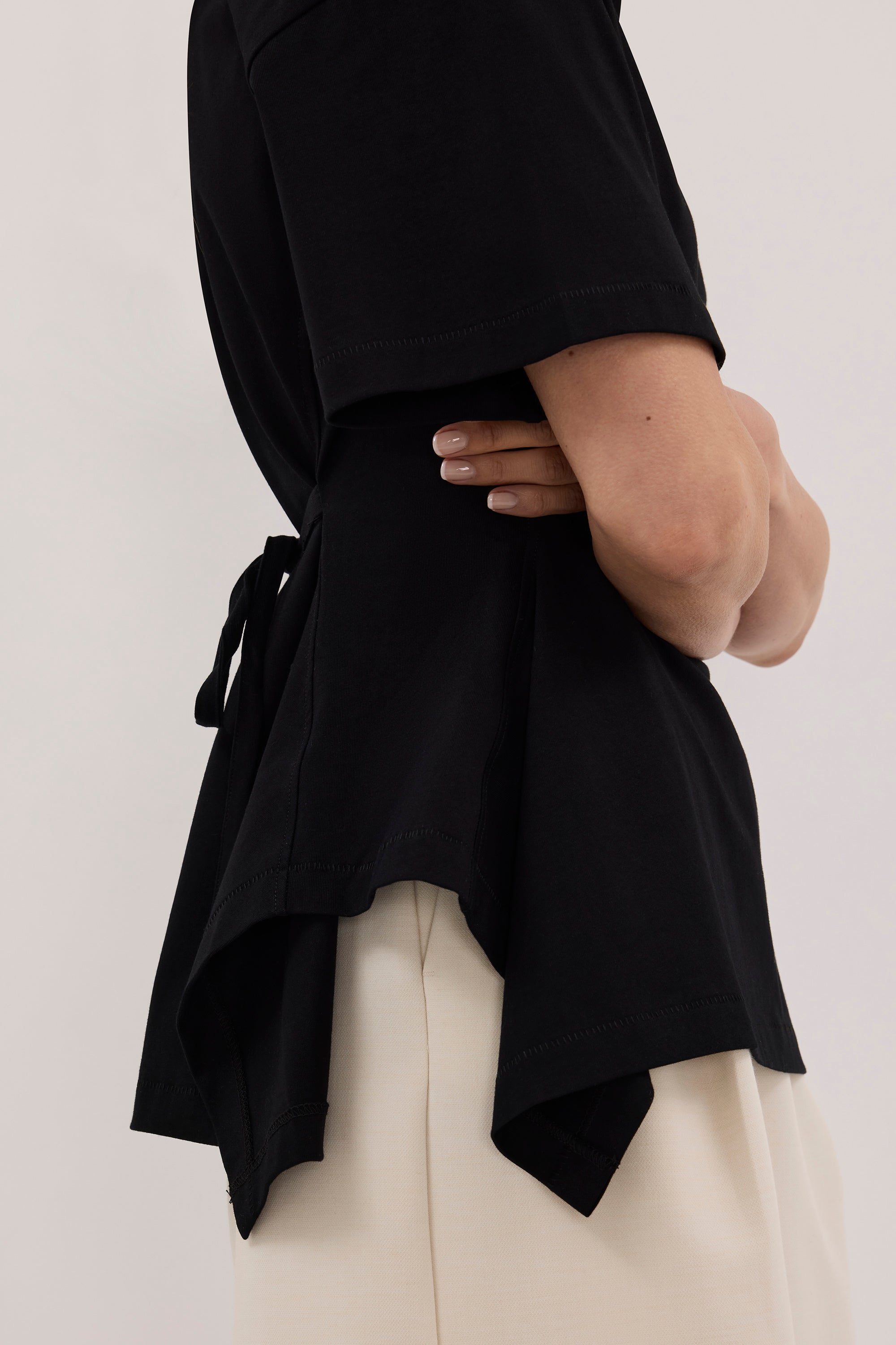 VERA BLACK HANDKERCHIEF HEM TEE