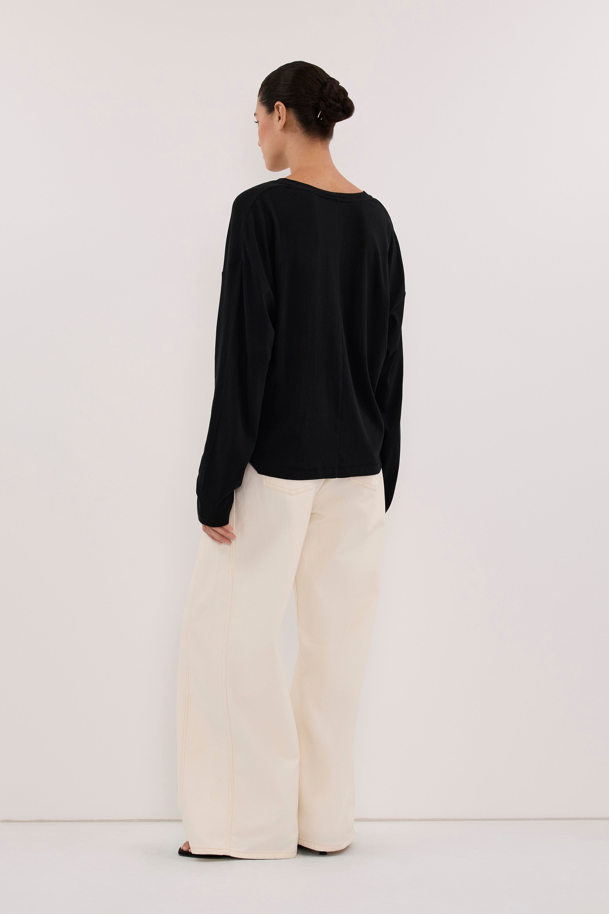 DARINA BLACK V NECK SLEEVED TOP