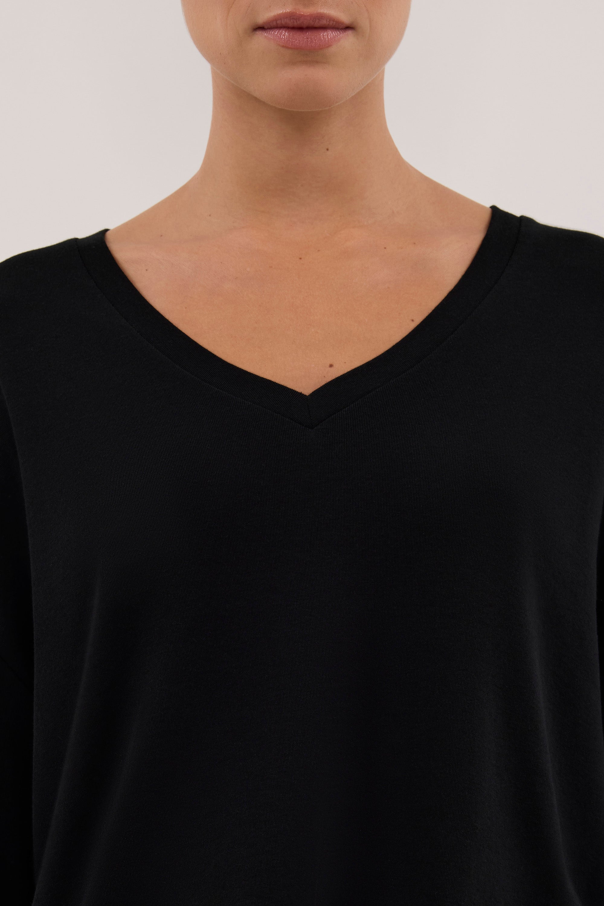 DARINA BLACK V NECK SLEEVED TOP