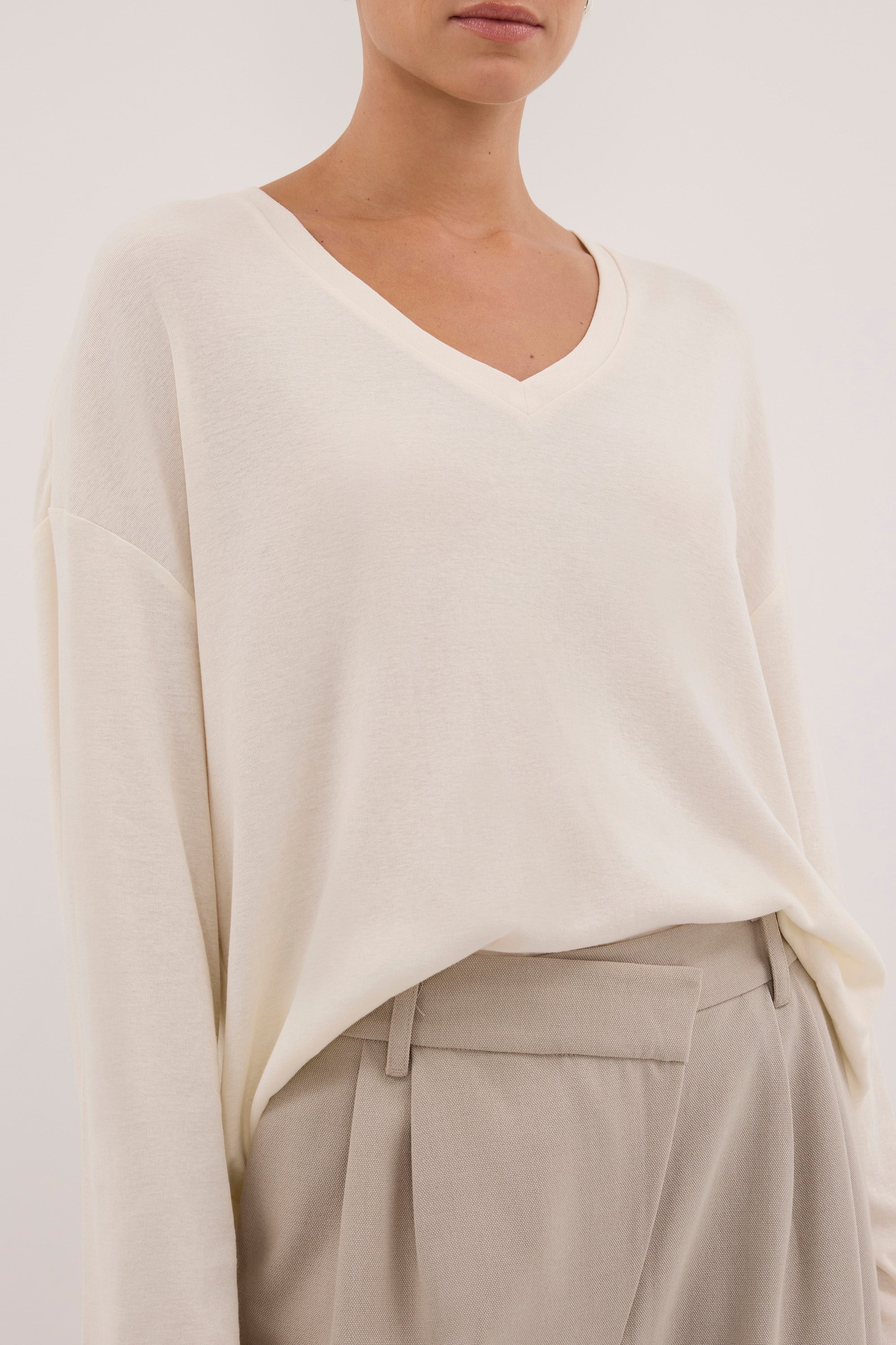DARINA CREAM V NECK SLEEVED TOP