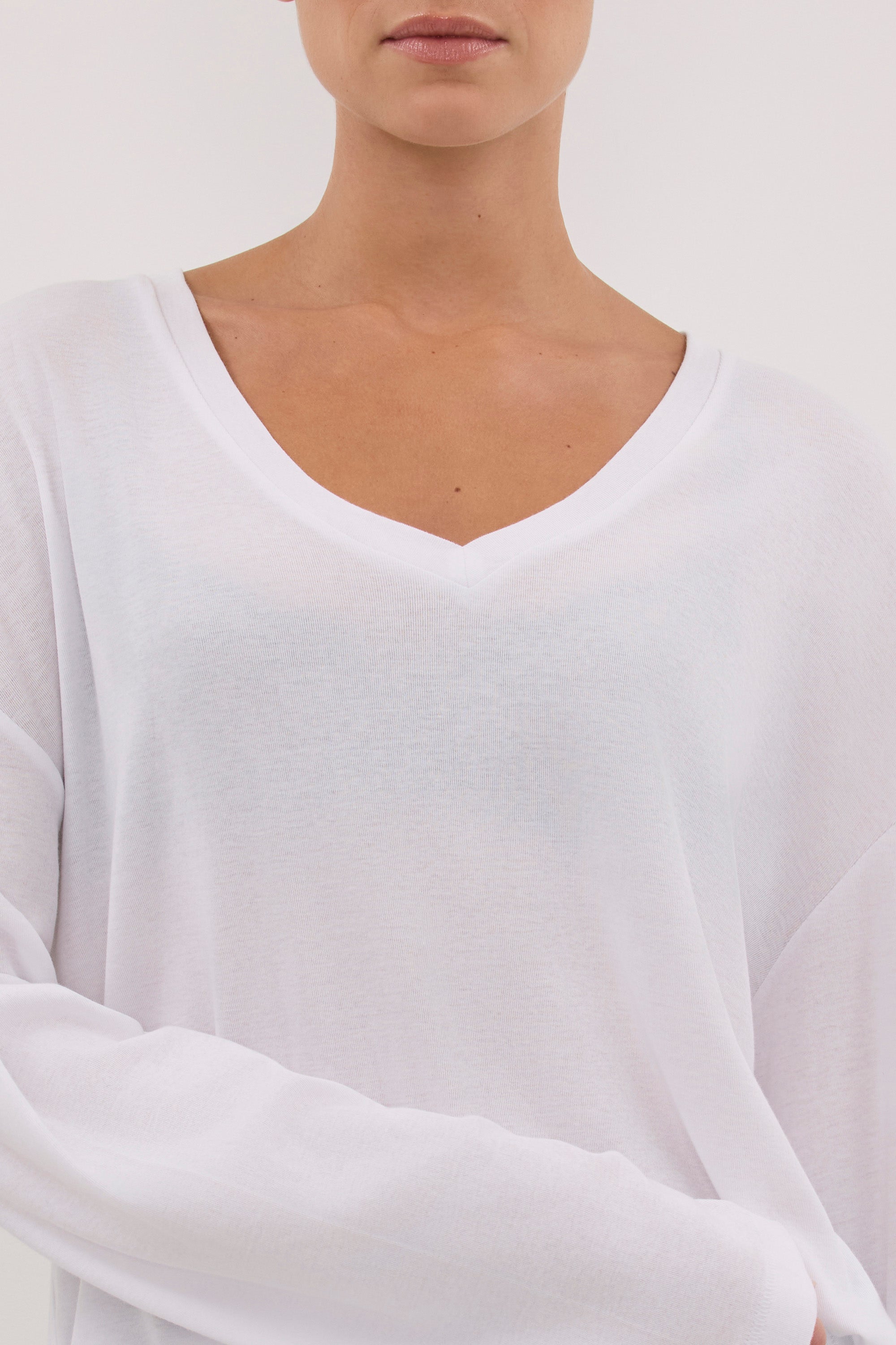 DARINA WHITE V NECK SLEEVED TOP