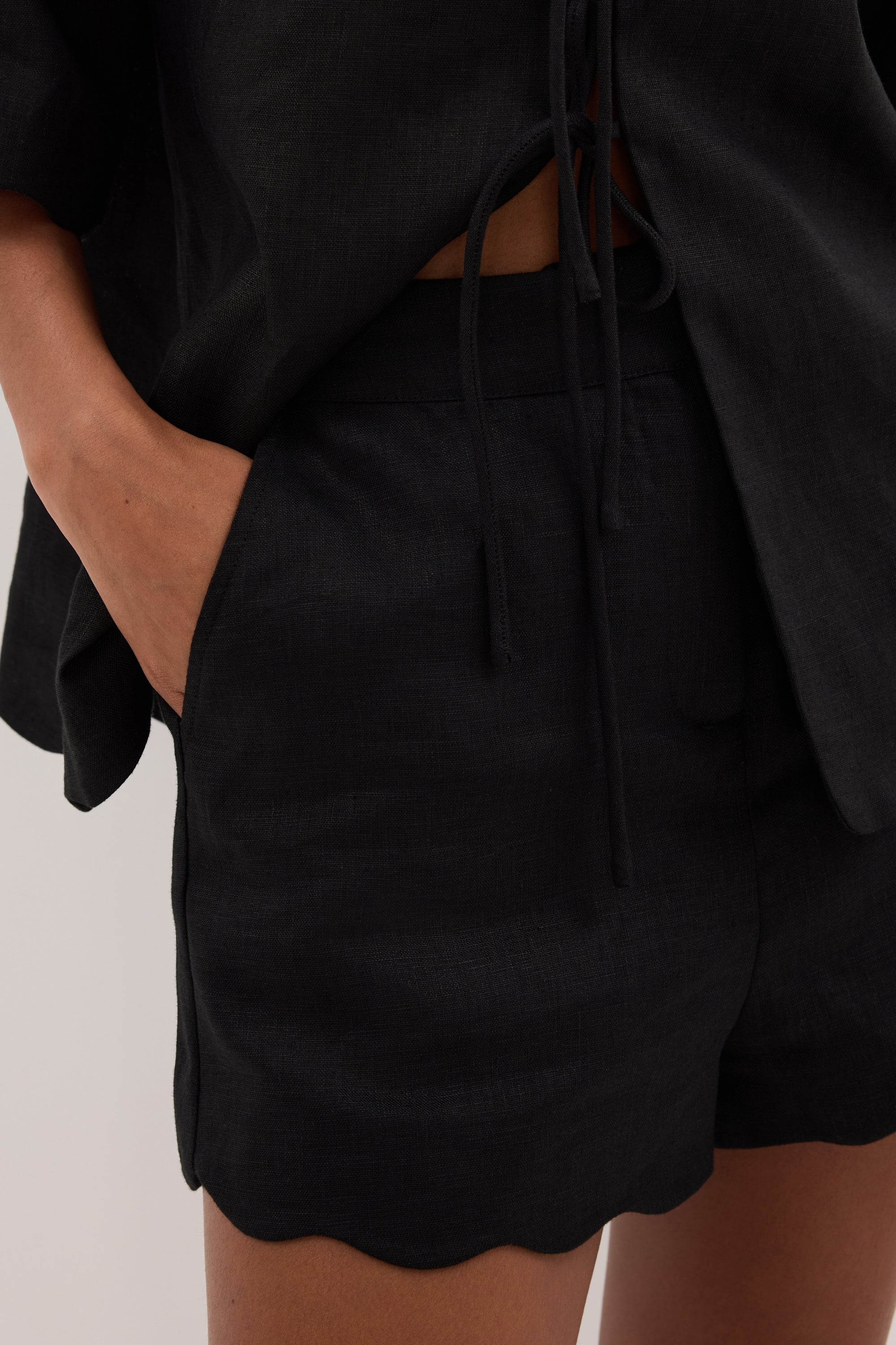 LELA BLACK LINEN SHORT