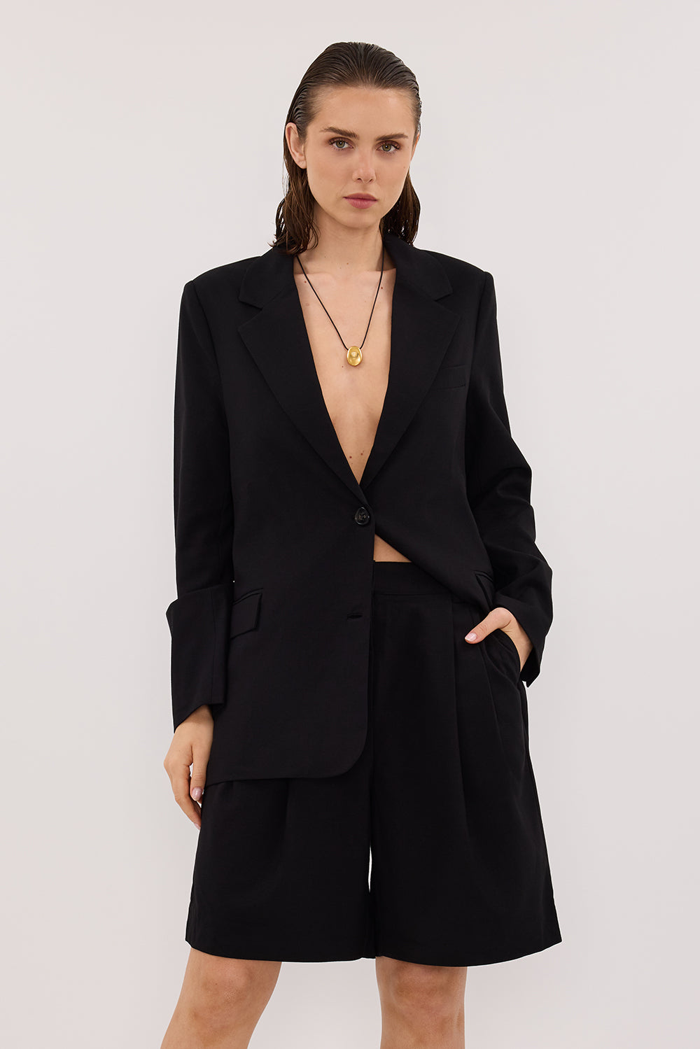 LIZA BLACK TAILORED BERMUDA SHORT – DISSH