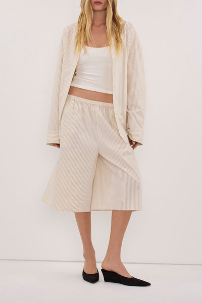 Zoe wearing LEIGH CREAM BERMUDA COTTON SHORT