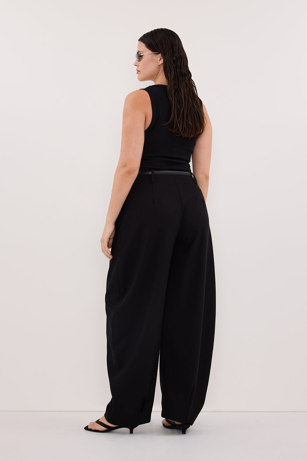 ROMY BLACK BARREL LEG TAILORED PANT