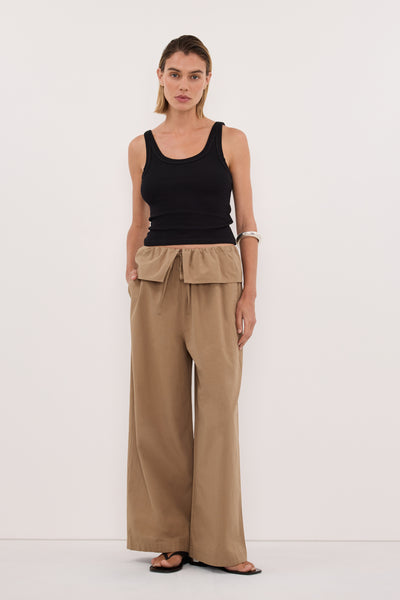Joanna wearing BENTLEE CARAMEL COTTON FISHERMAN PANT