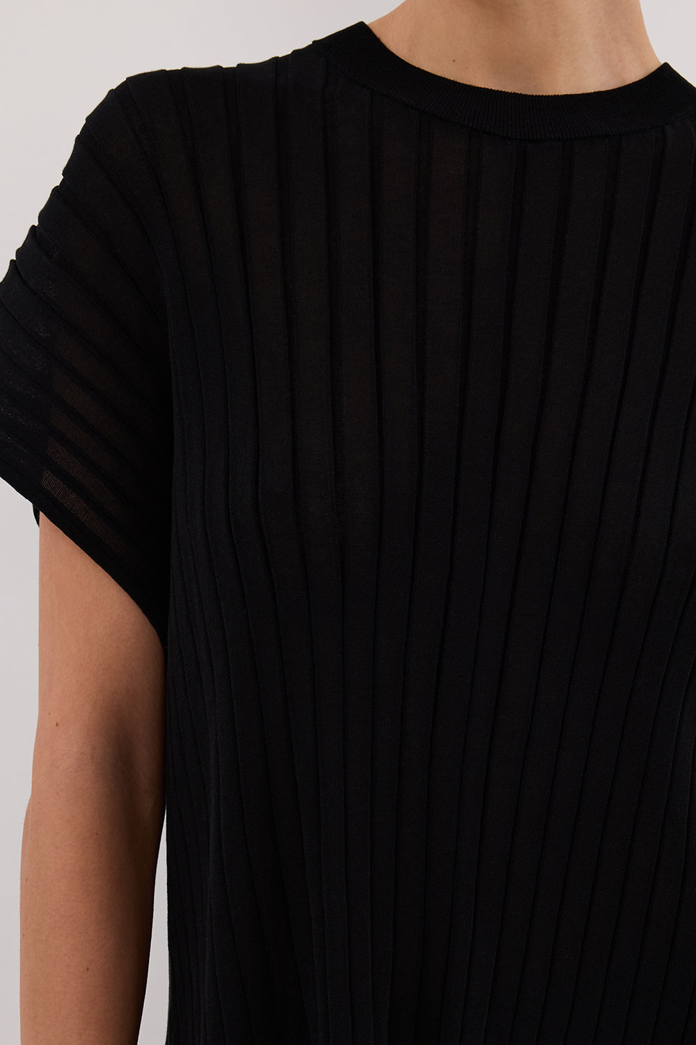 JADE BLACK SLEEVELESS KNIT TOP